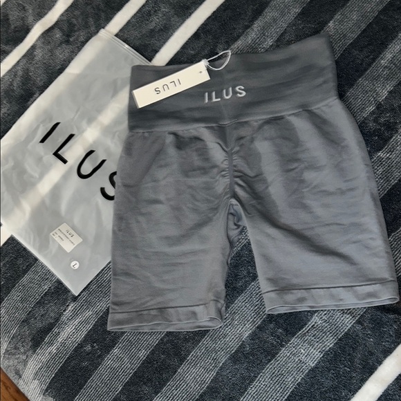 ILUS Seamlux Intensify shorts Large NWT - Picture 2 of 8